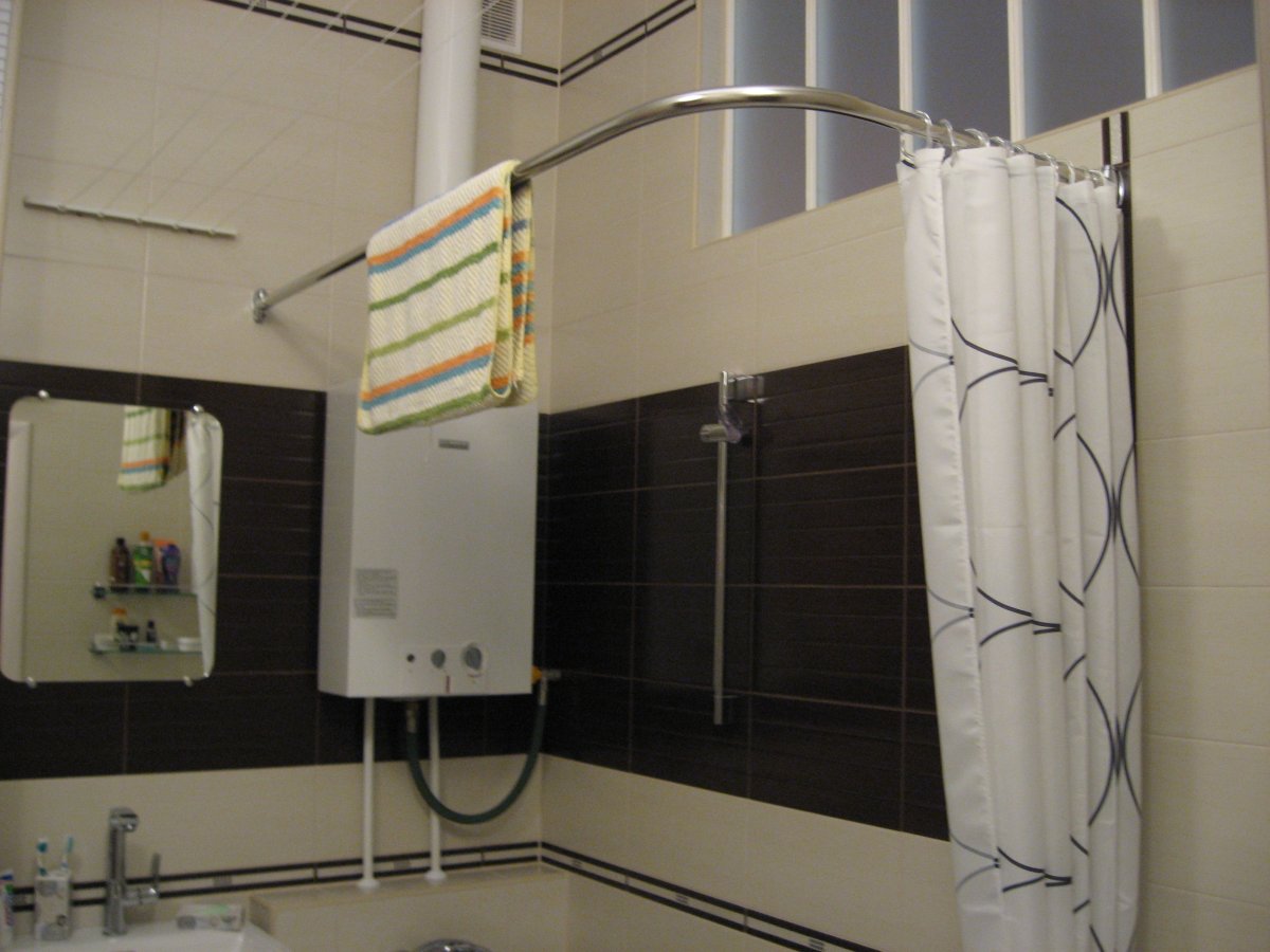 Угловая штанга для шторы в ванную