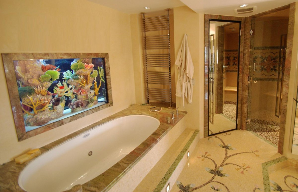 Ванная с аквариумом