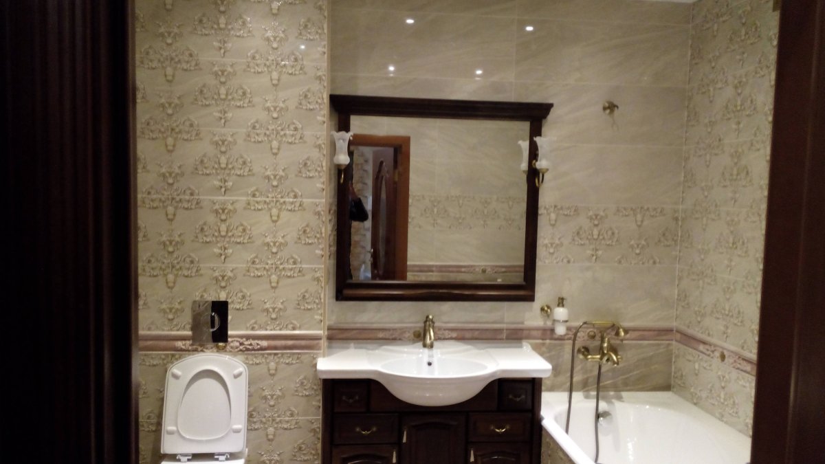 Комбинированная ванная комната плитка и обои