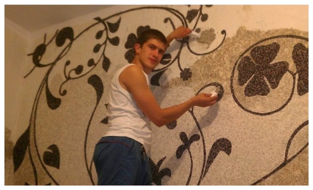 Нанесение жидких обоев на стену