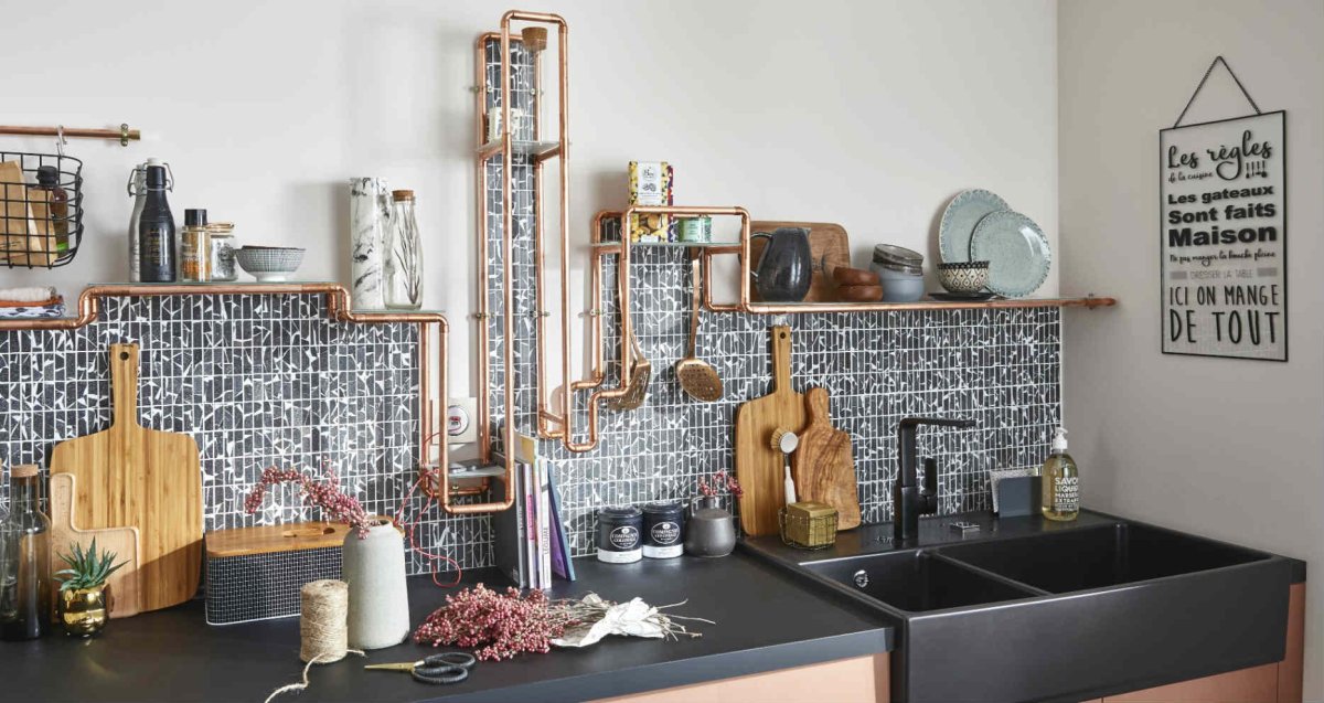 Декор трубы на кухне