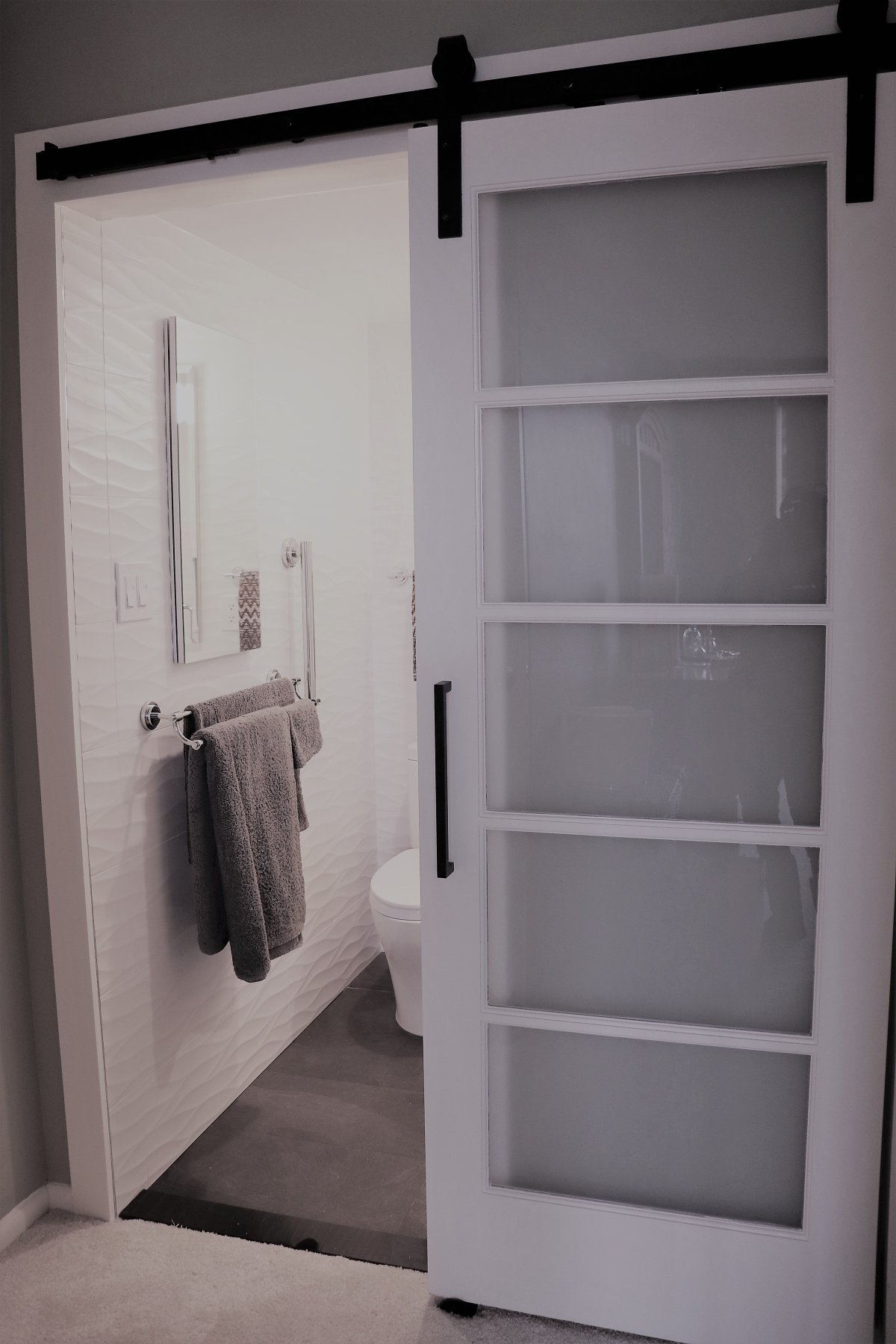 Раздвижные пластиковые двери в ванную комнату