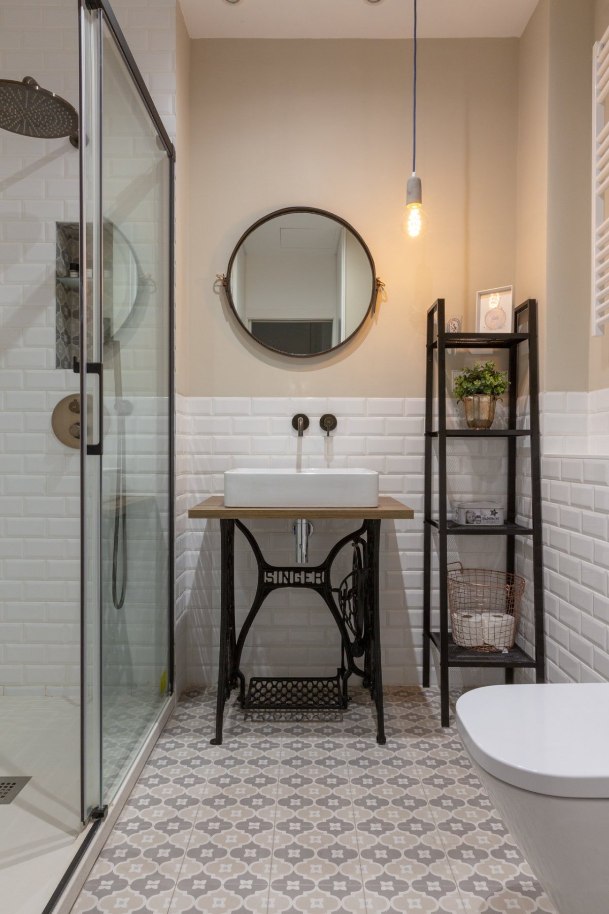 Ванная в скандинавском стиле с душевой