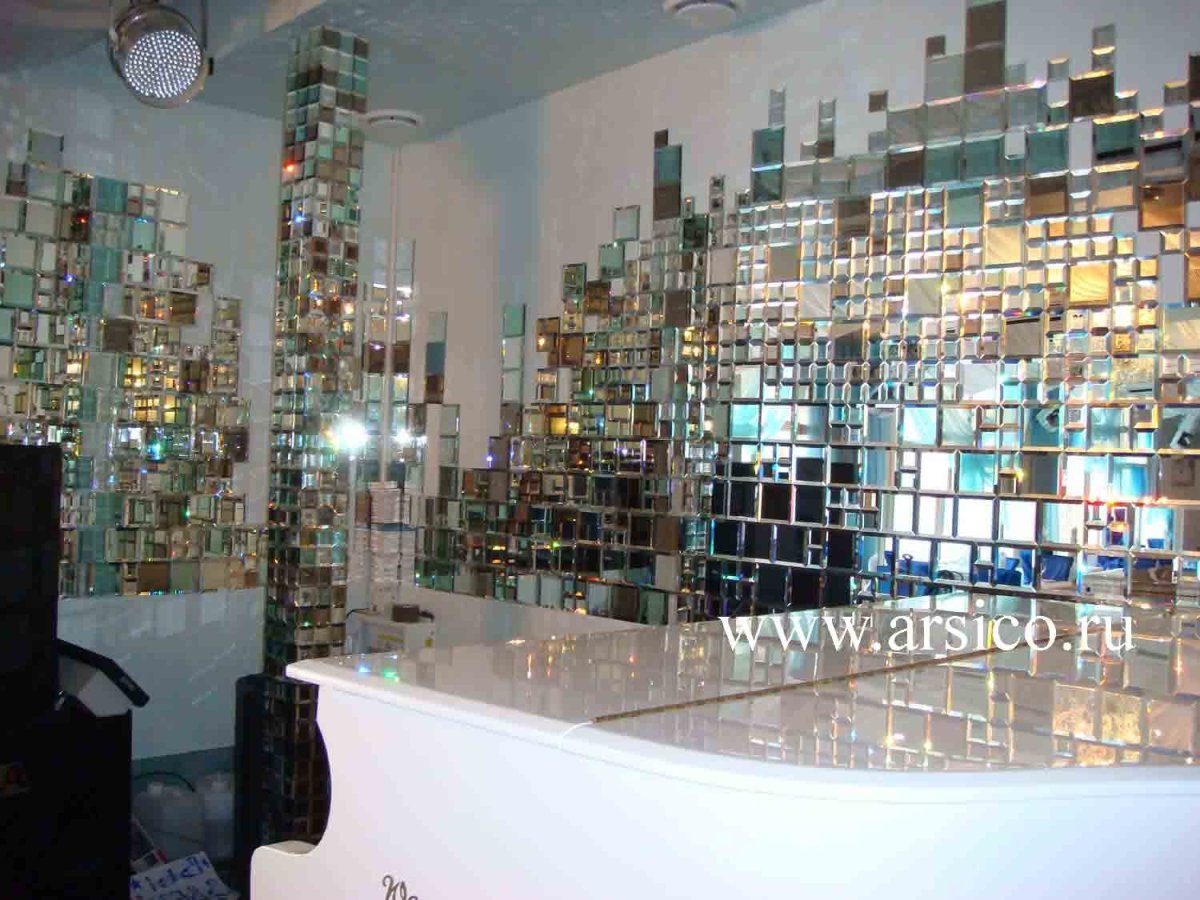 Зеркальная мозаика на стене
