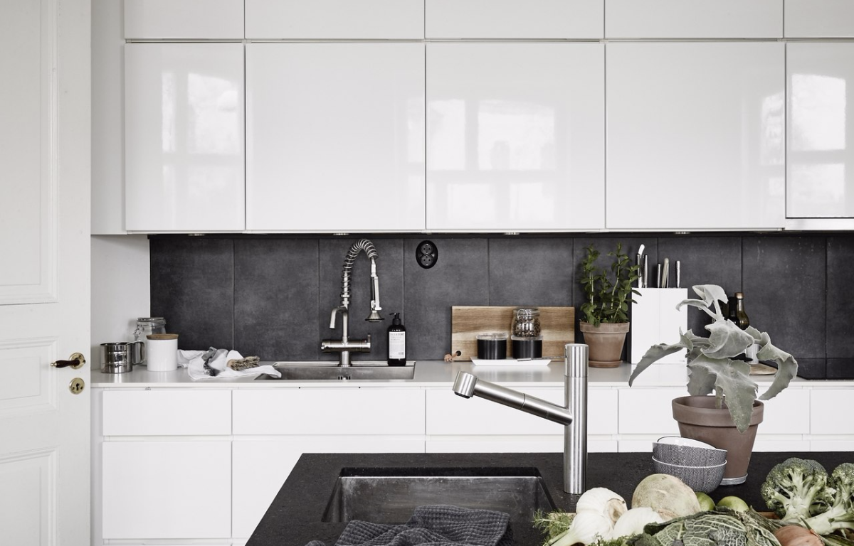 Плитка под бетон на фартук кухни