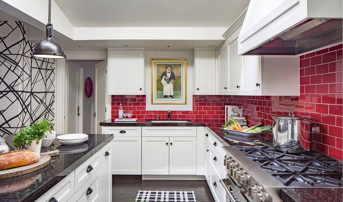 Яркая плитка на фартук для кухни