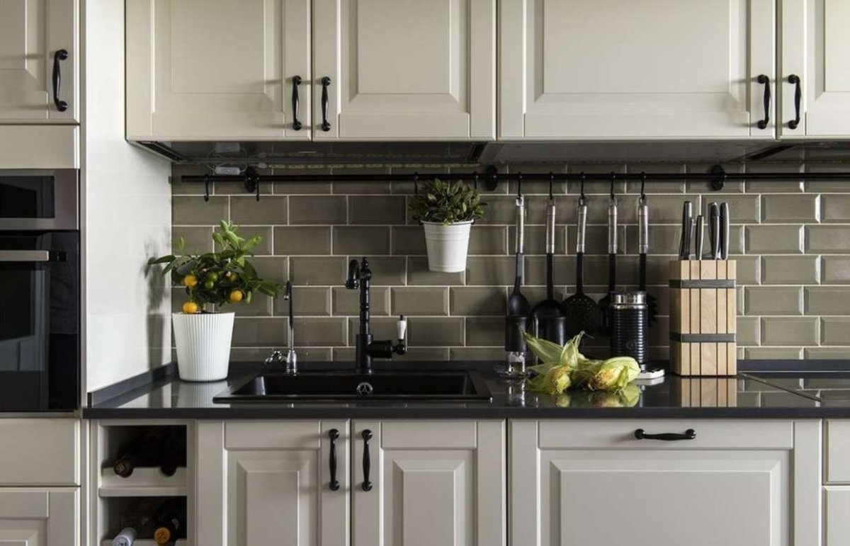 Белый фартук кабанчик кухня икеа белая