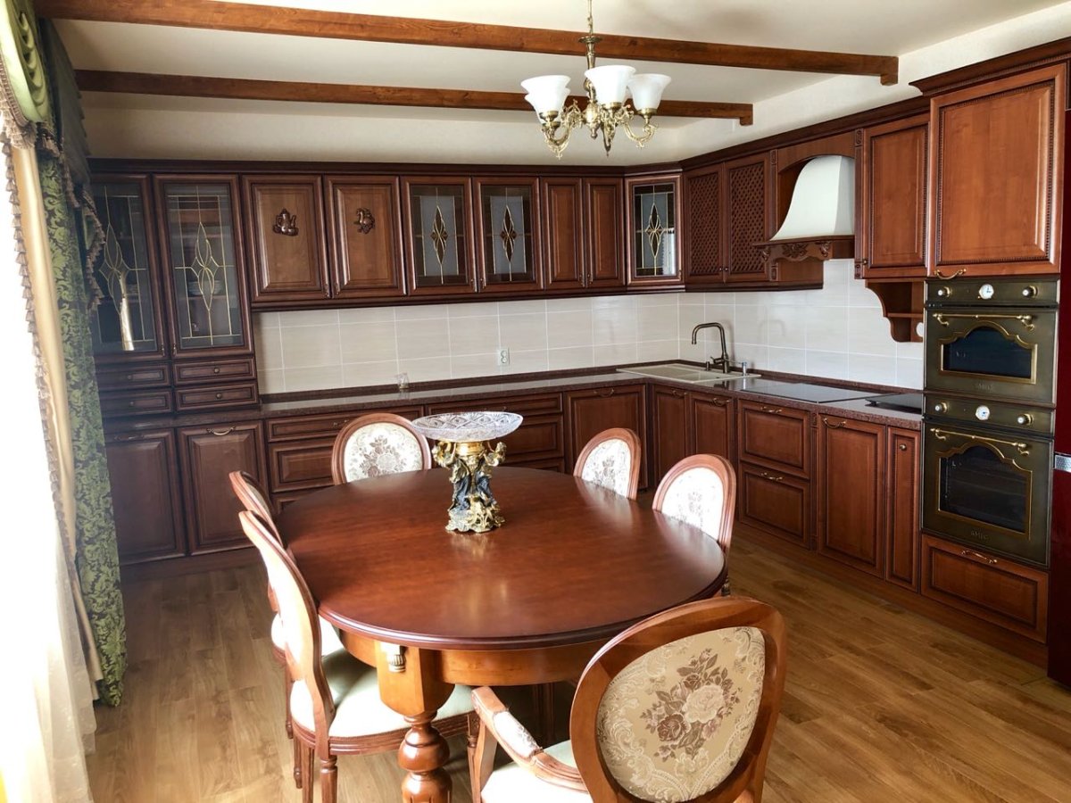 Кухни в классическом стиле орех в интерьере