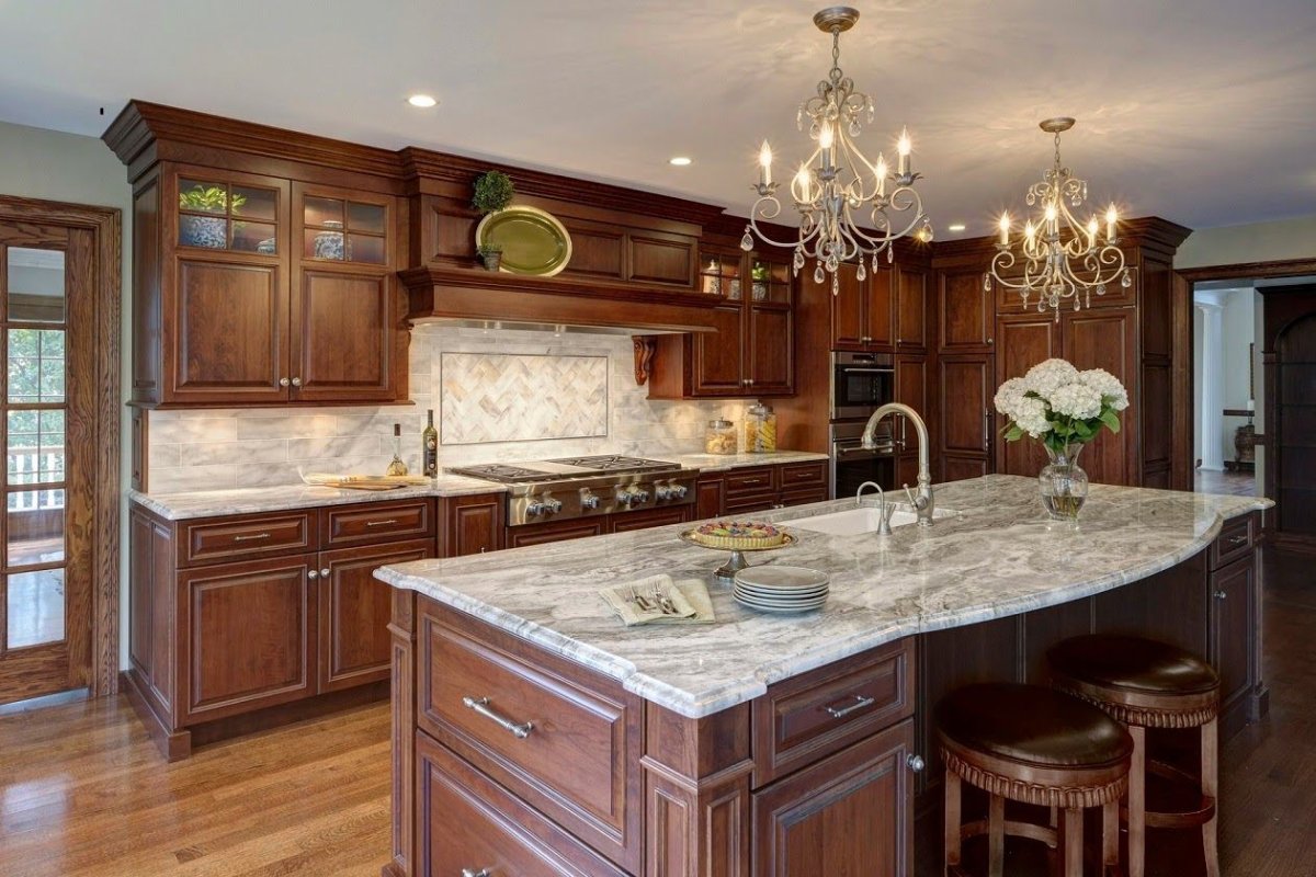 Кухня в классическом стиле темное дерево