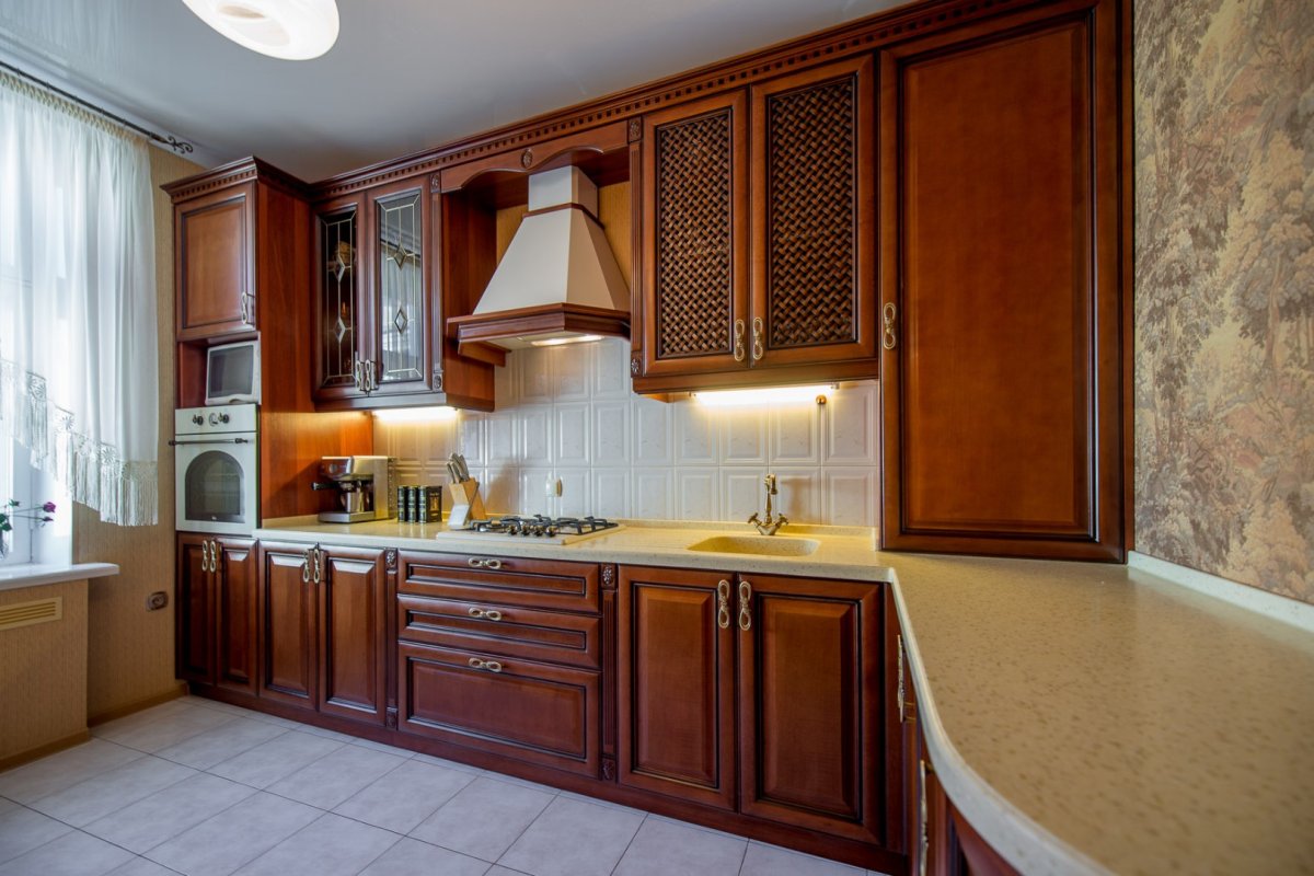 Вытяжка с массивом дерева на кухне