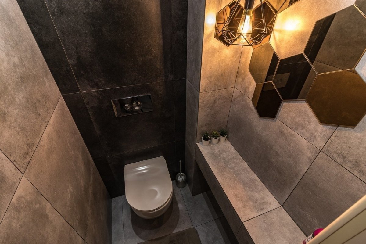 Туалет в темных тонах