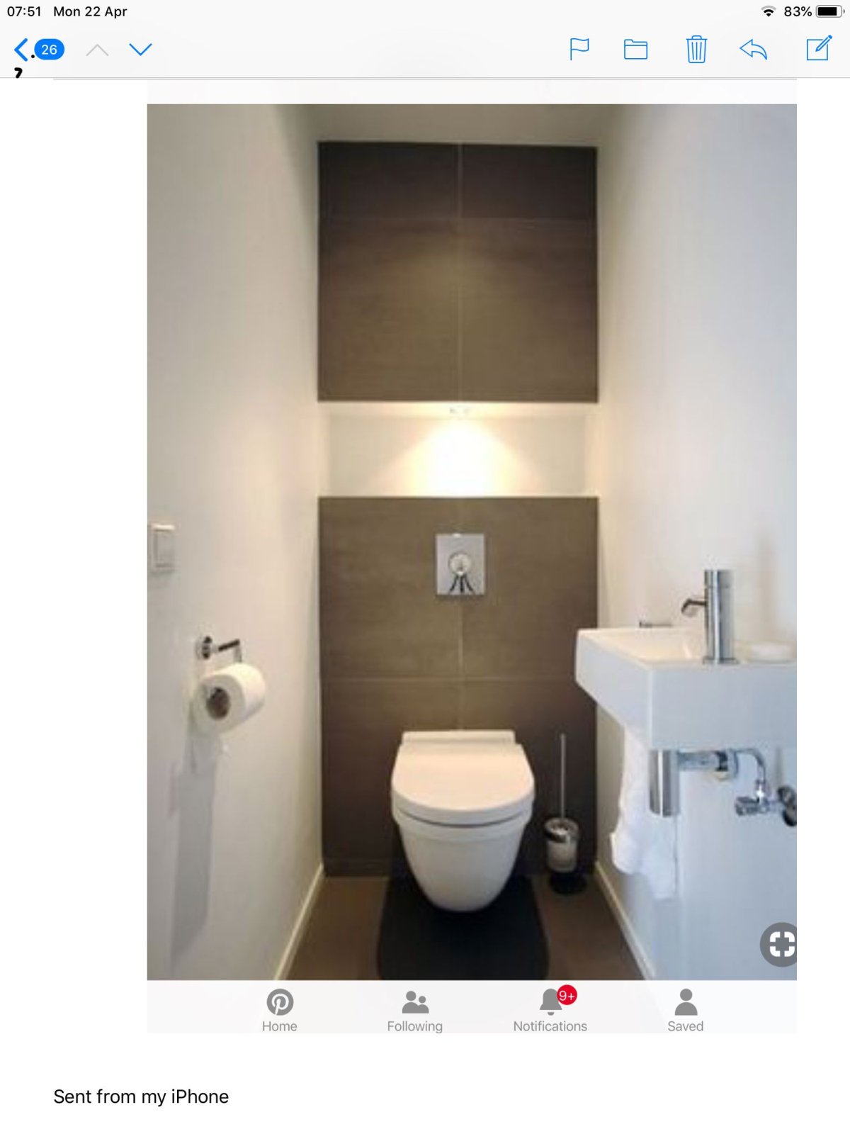 Маленький туалет с раковиной и гигиеническим душем