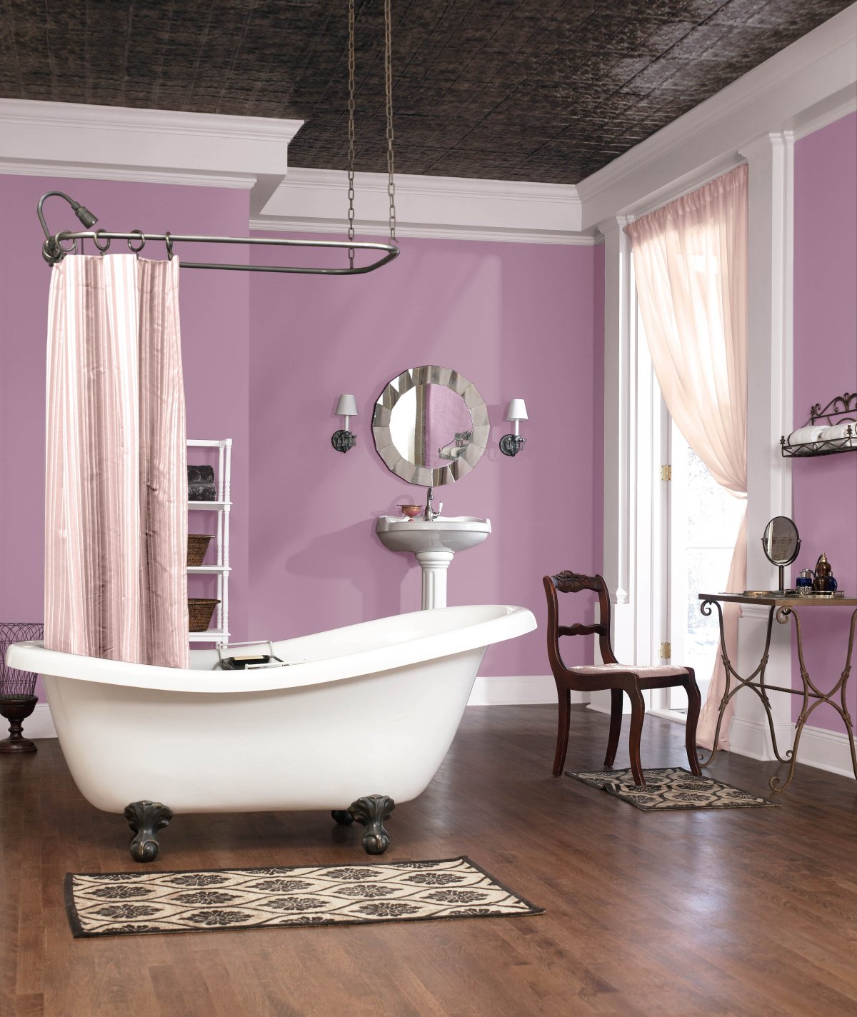 Фиолетовые стены в ванной
