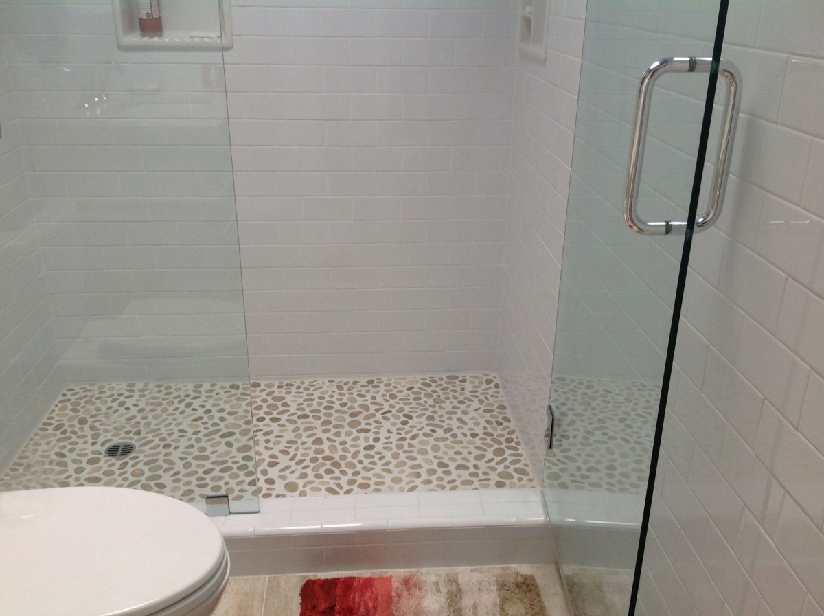 Душевая кабина из белой гальки