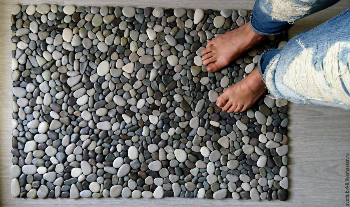 Пол из камушков в ванную