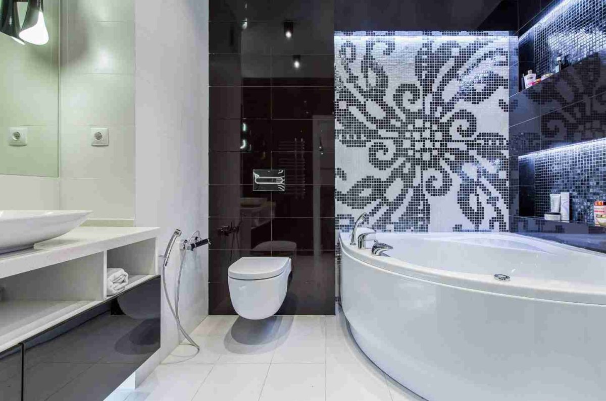 Белая ванная комната с угловой ванной