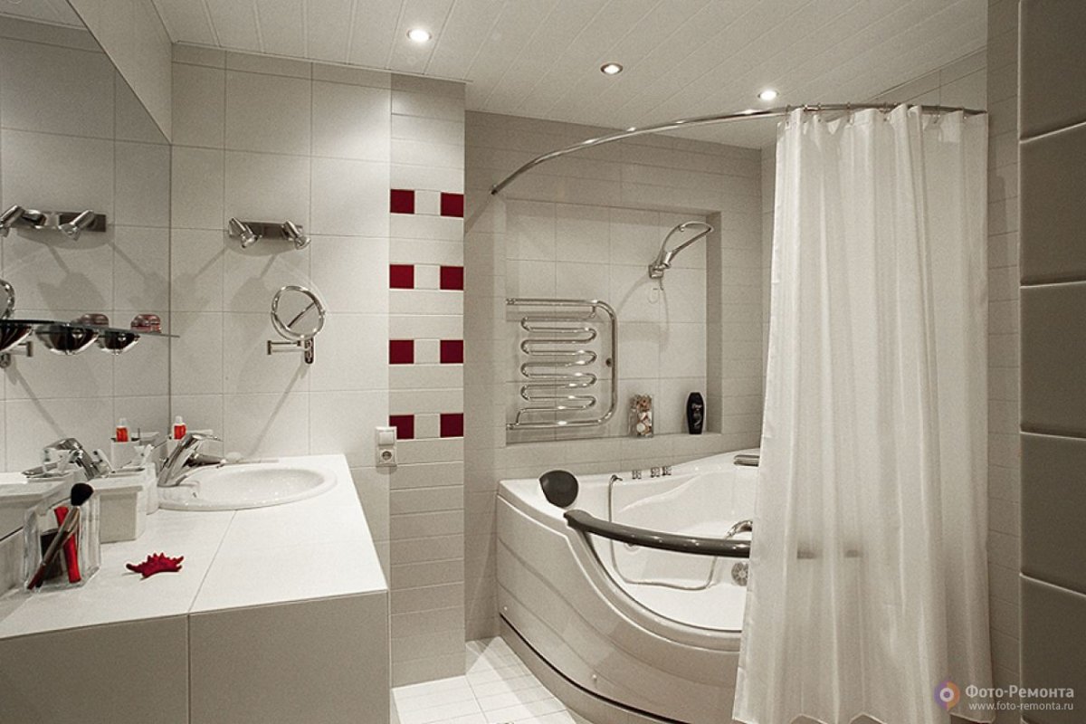 Маленькая ванная комната с угловой ванной