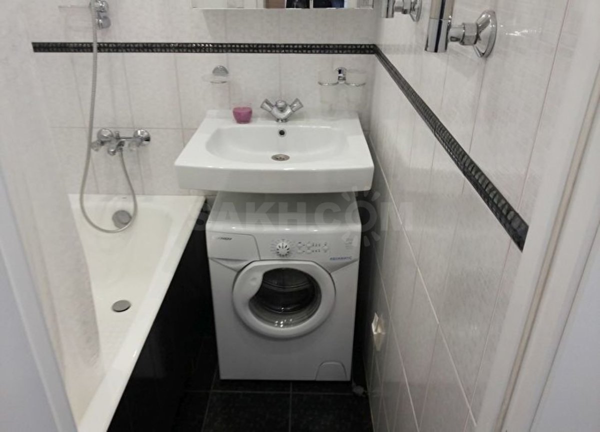 Ванная в хрущевке со стиральной машиной и раковиной