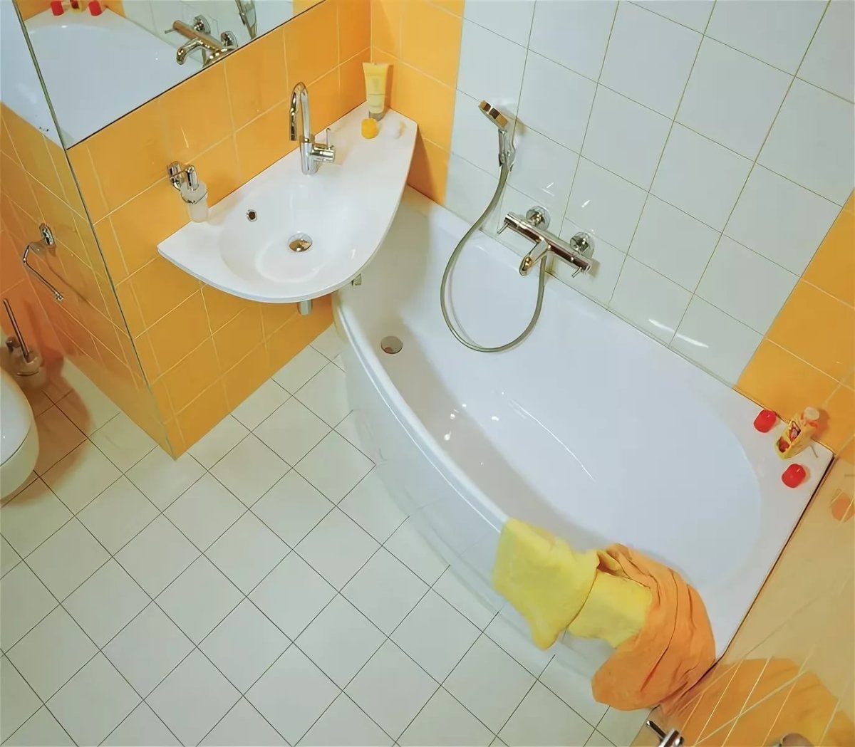 Раковина над ванной