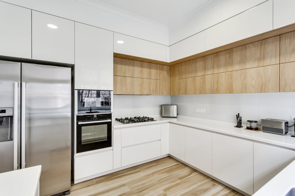 Кухни Эггер с антресолями