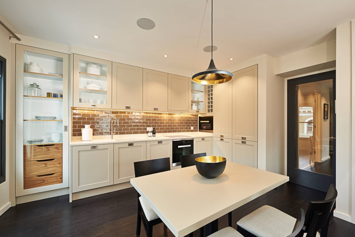 Кухня со стеклянными дверцами бежевая