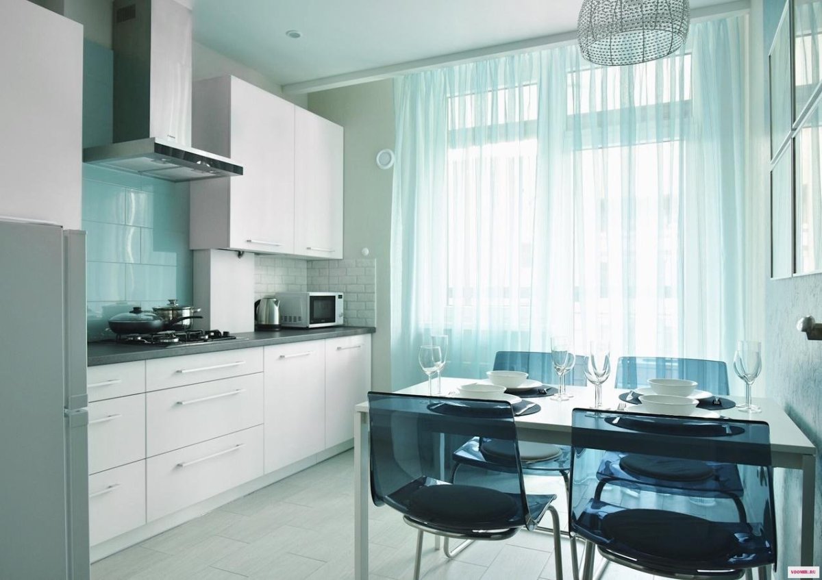 Белая кухня с бирюзовыми шторами