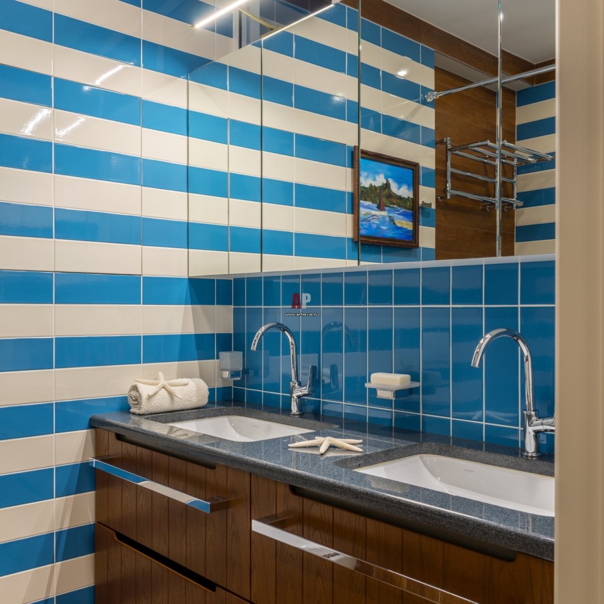 Ванная комната в морском стиле с деревянным полом