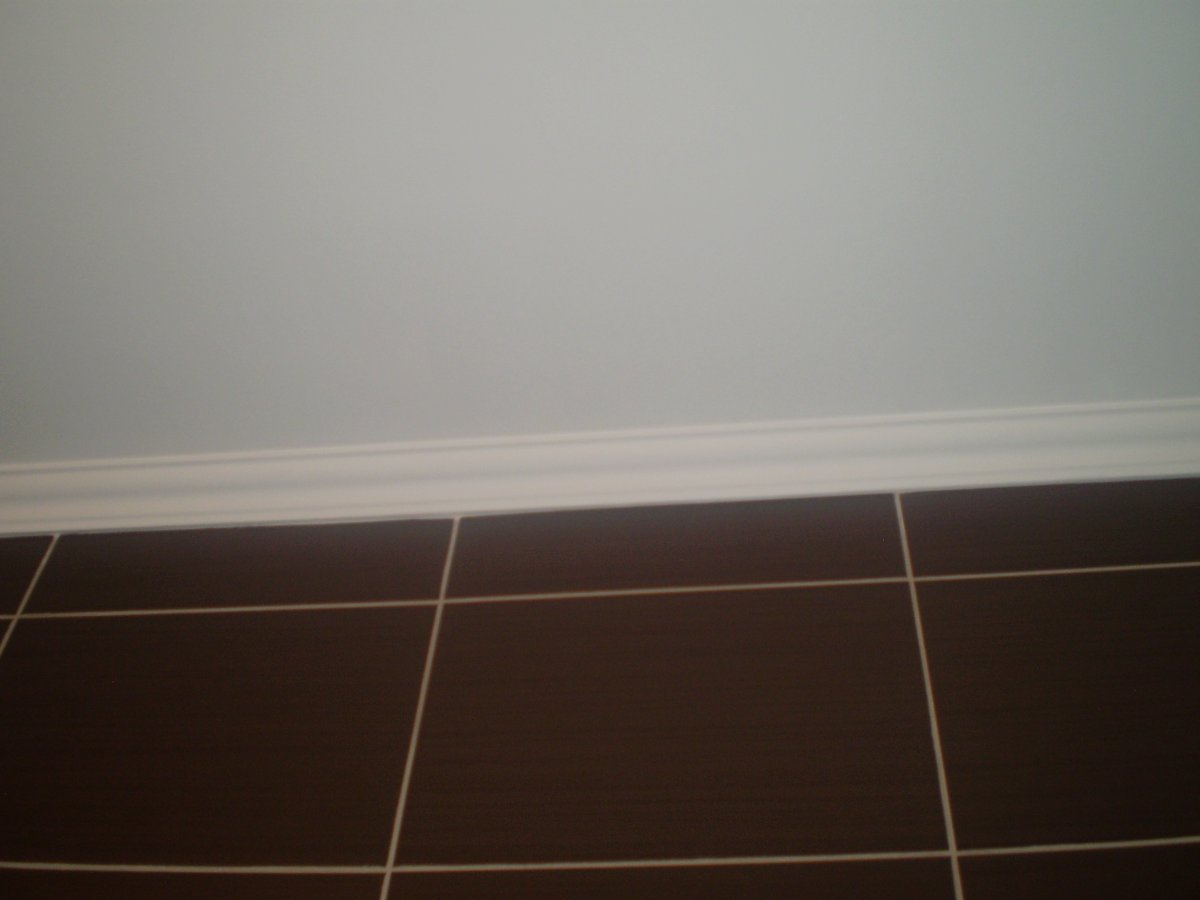 Плинтус в ванную комнату на пол