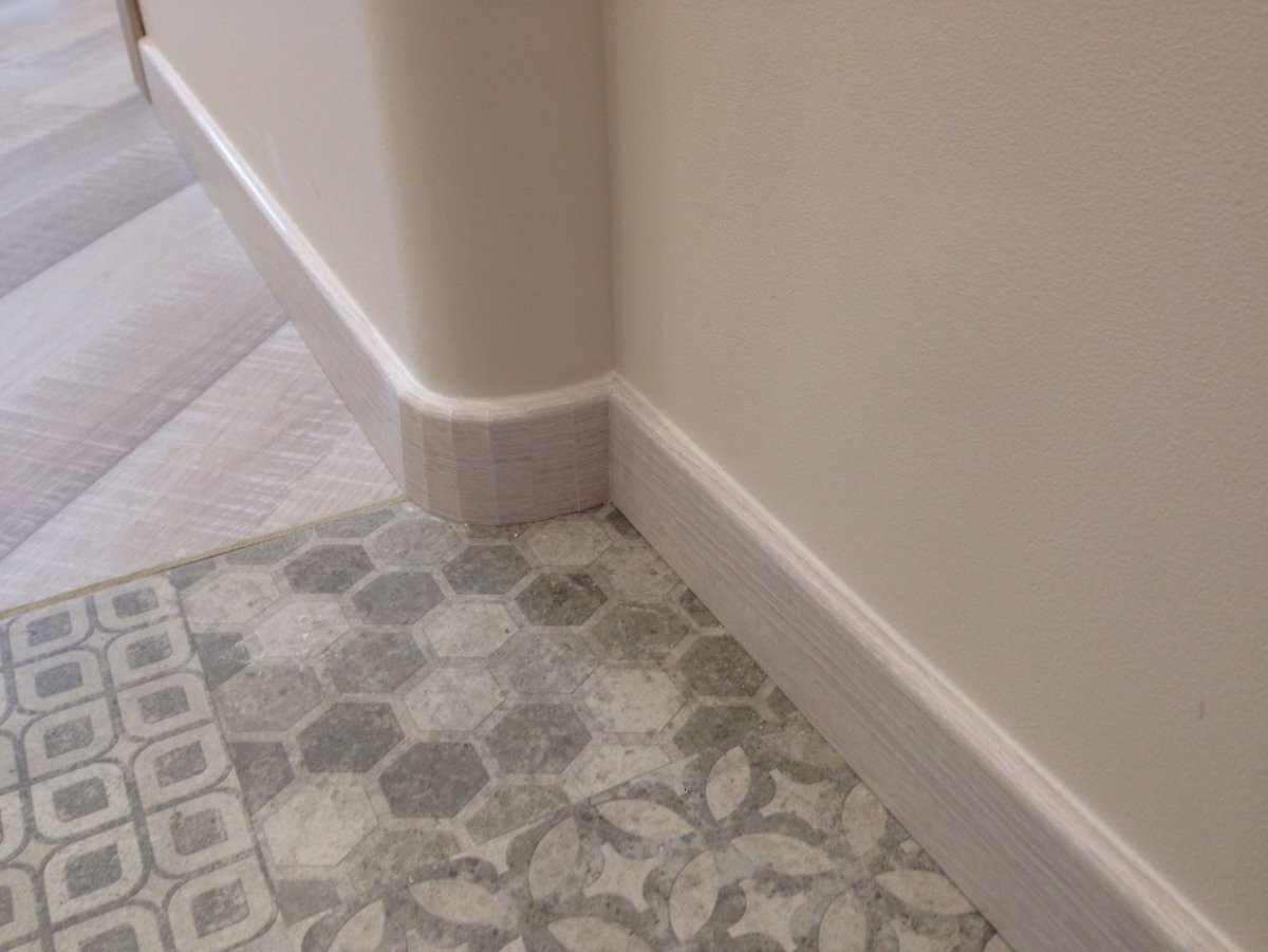 Керамический плинтус в прихожей