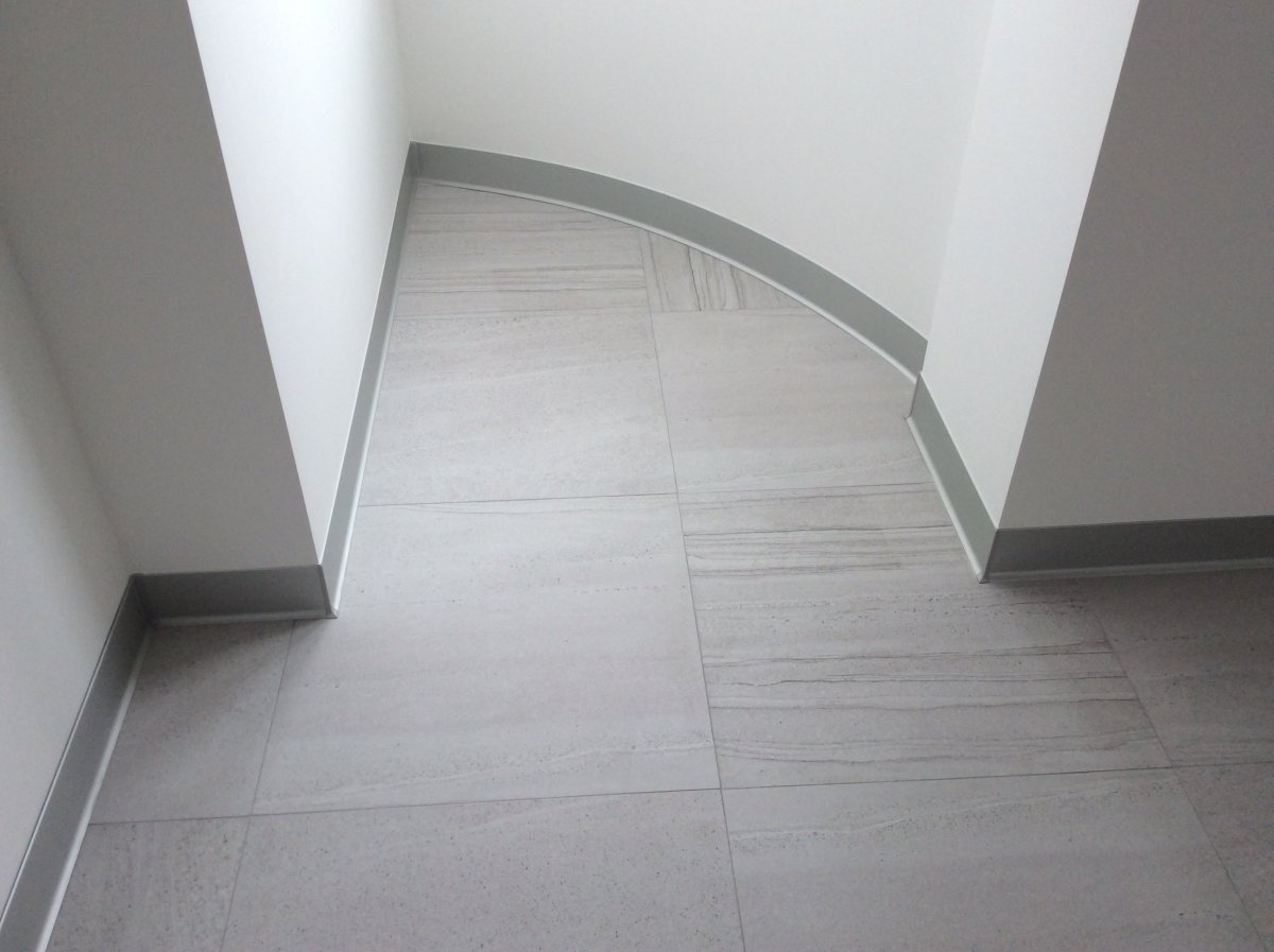 Скругляющий плинтус из плитки для чистых помещений