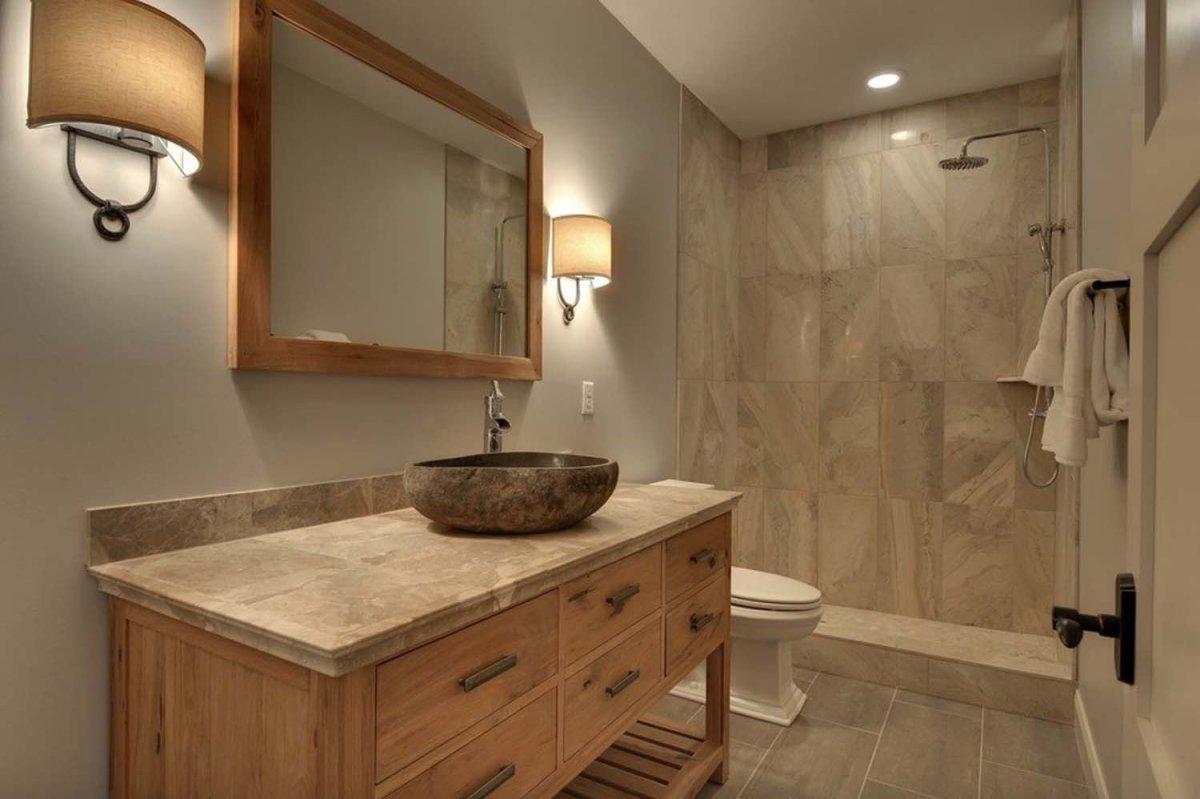 Интерьер ванной с деревянной столешницей