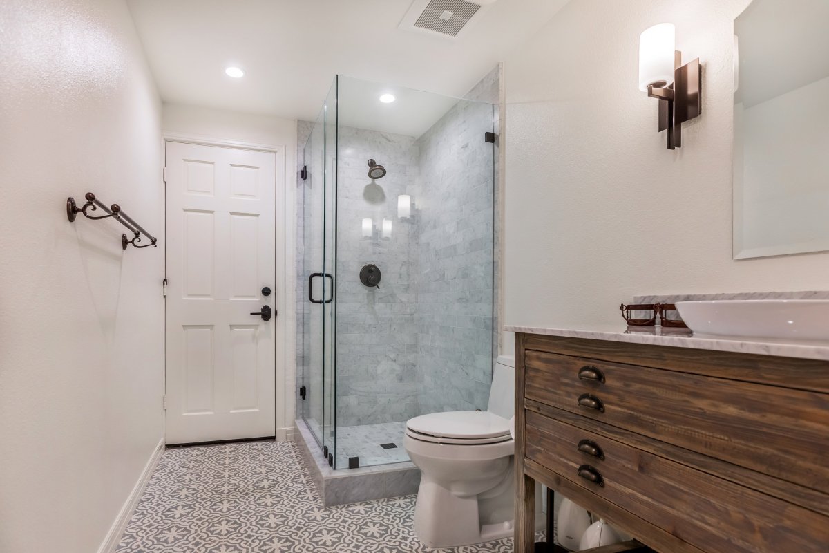 Душевая в узкой ванной комнате