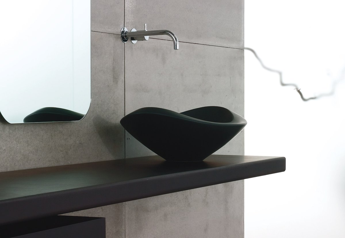 Полка из акрилового камня в ванную