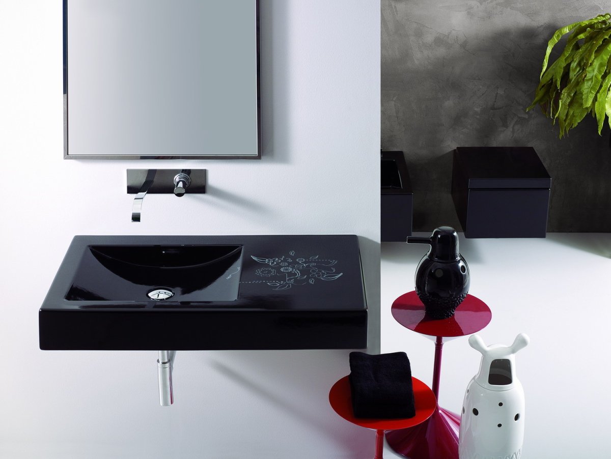 Черная раковина в интерьере ванной