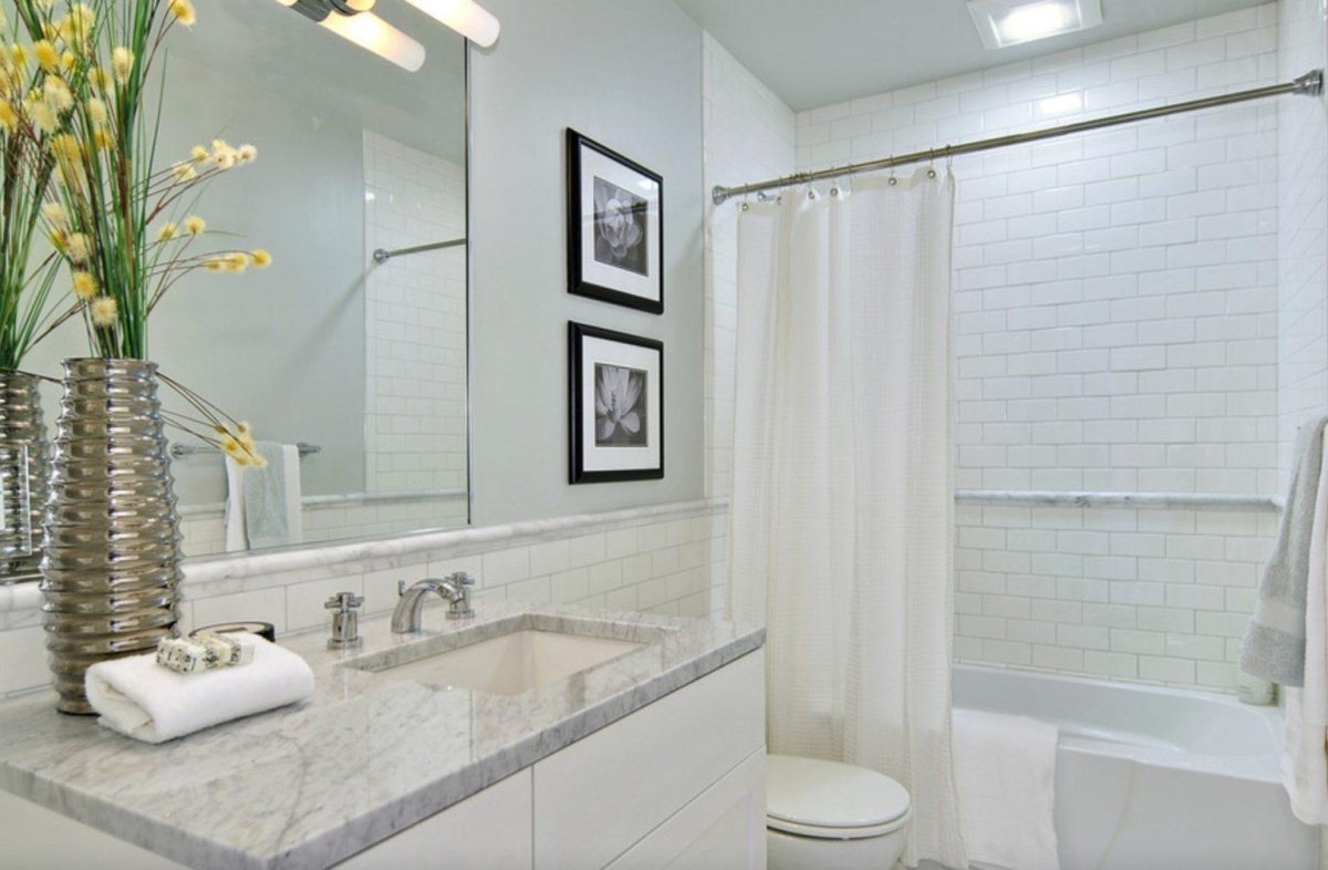 Ванная комната с шторкой белая