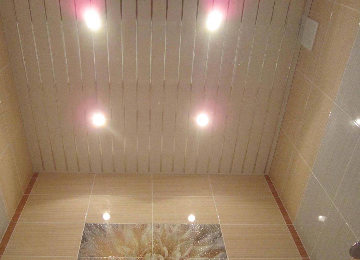 Потолок в ванной из пластиковых панелей
