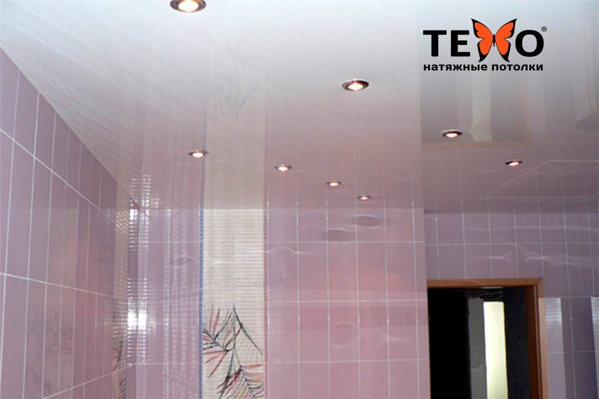 Натяжной потолок в ванной