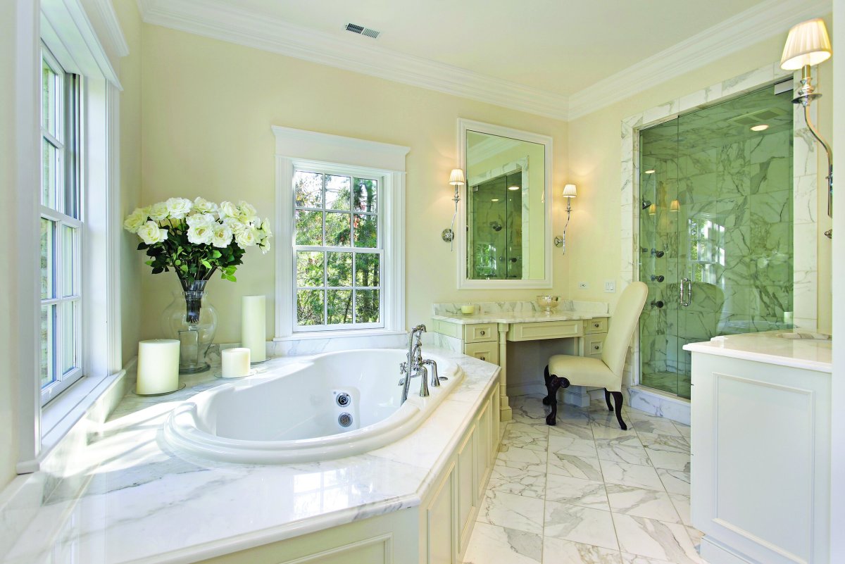 Ванные комнаты с окном в частном доме