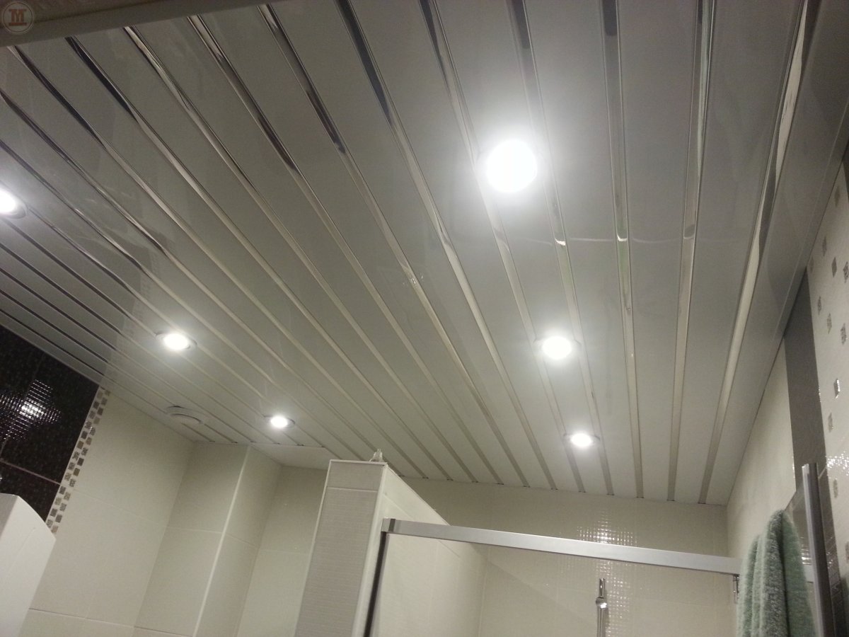 Варианты реечных потолков в ванной