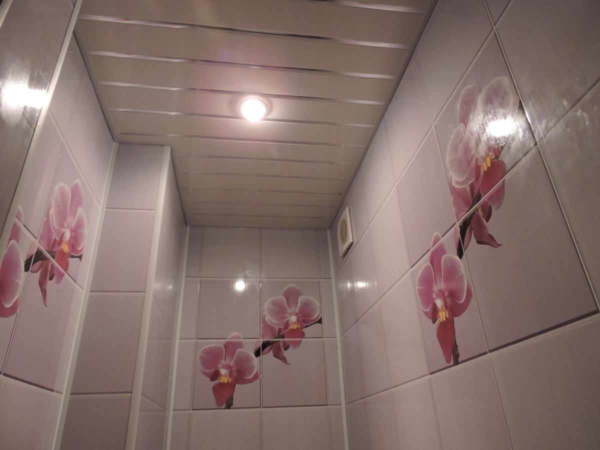 Панели на потолок в туалет