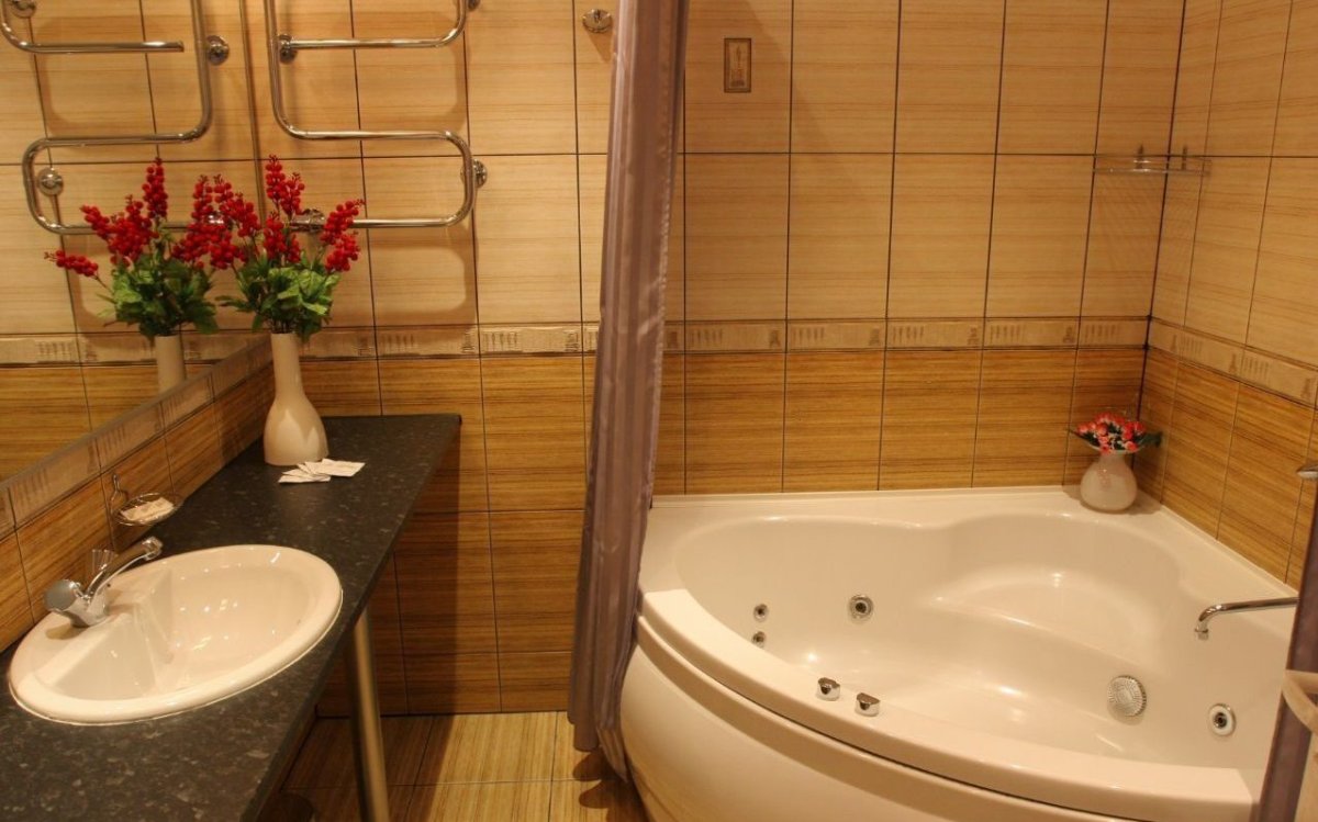 Ванная комната с джакузи и туалетом