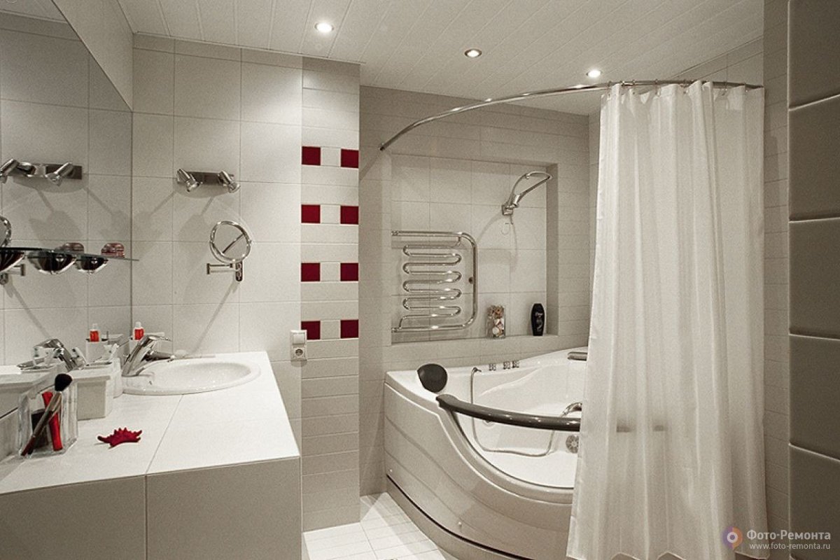 Маленькая ванная комната с угловой ванной