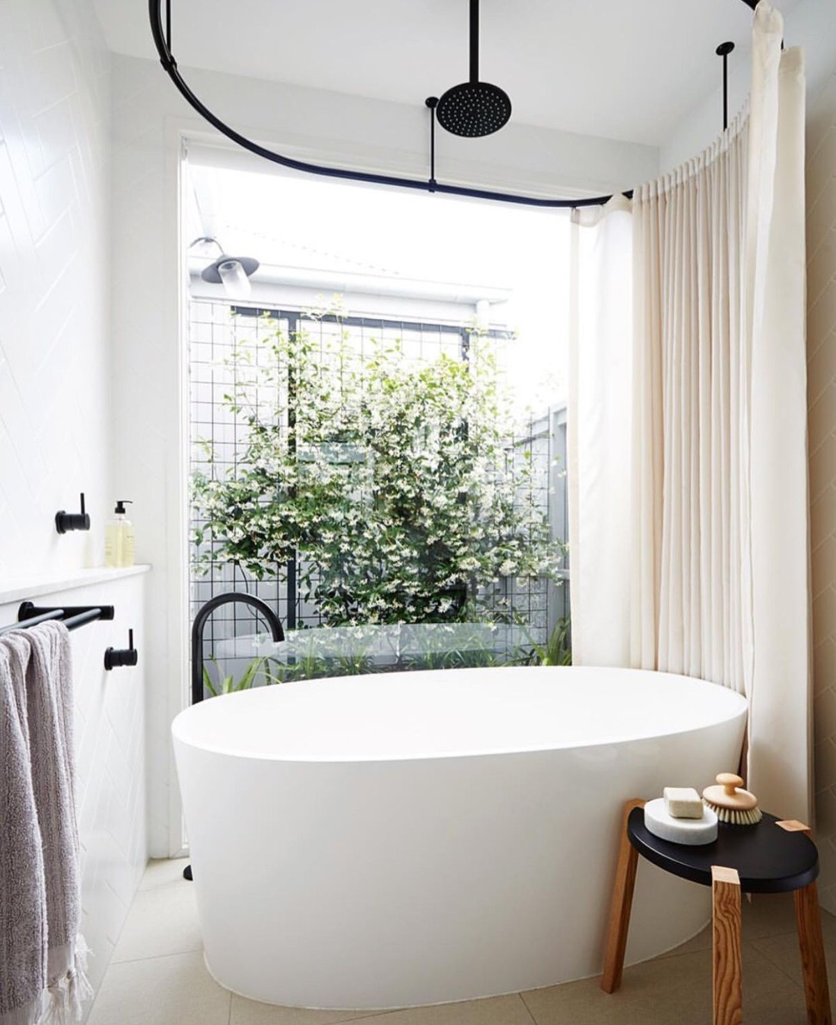 Отдельностоящая ванна с душем