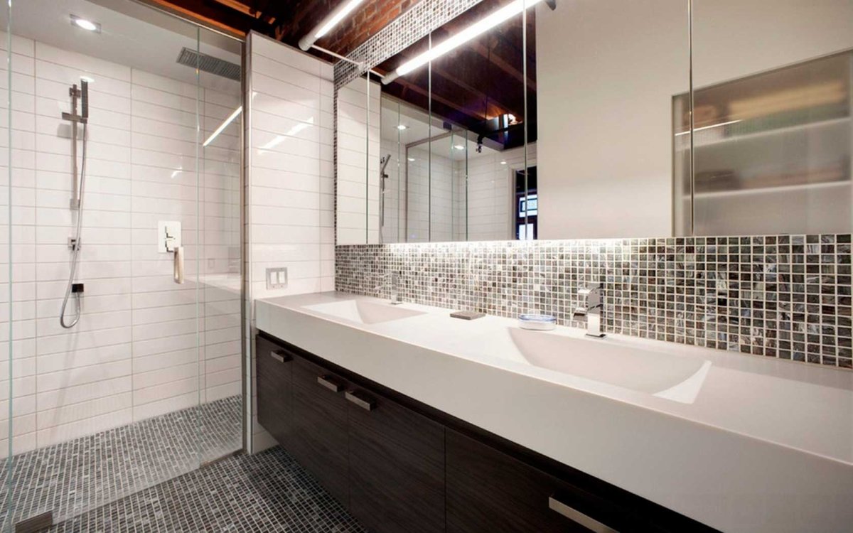 Ванная комната с длинной столешницей