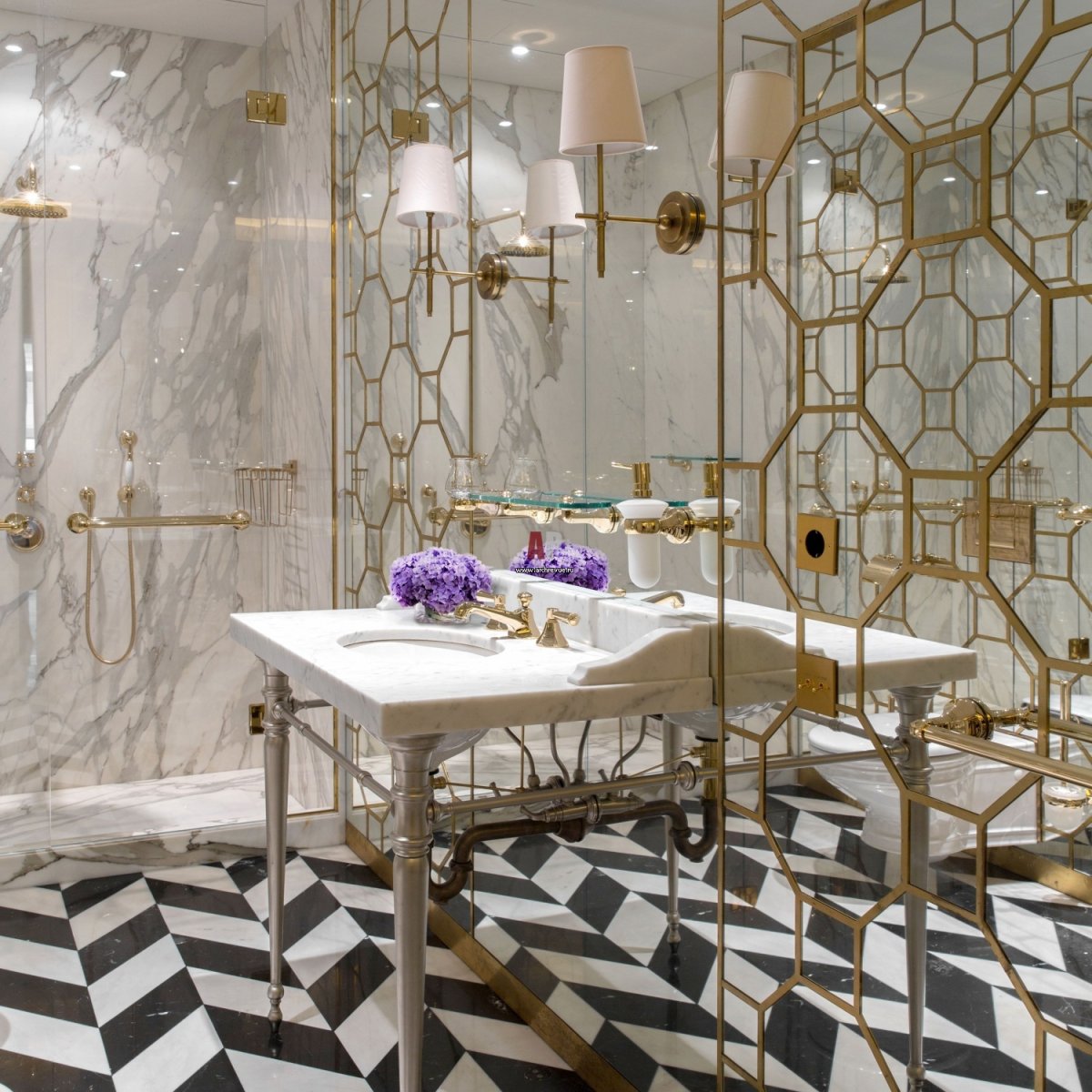 Зеркальное панно в ванной