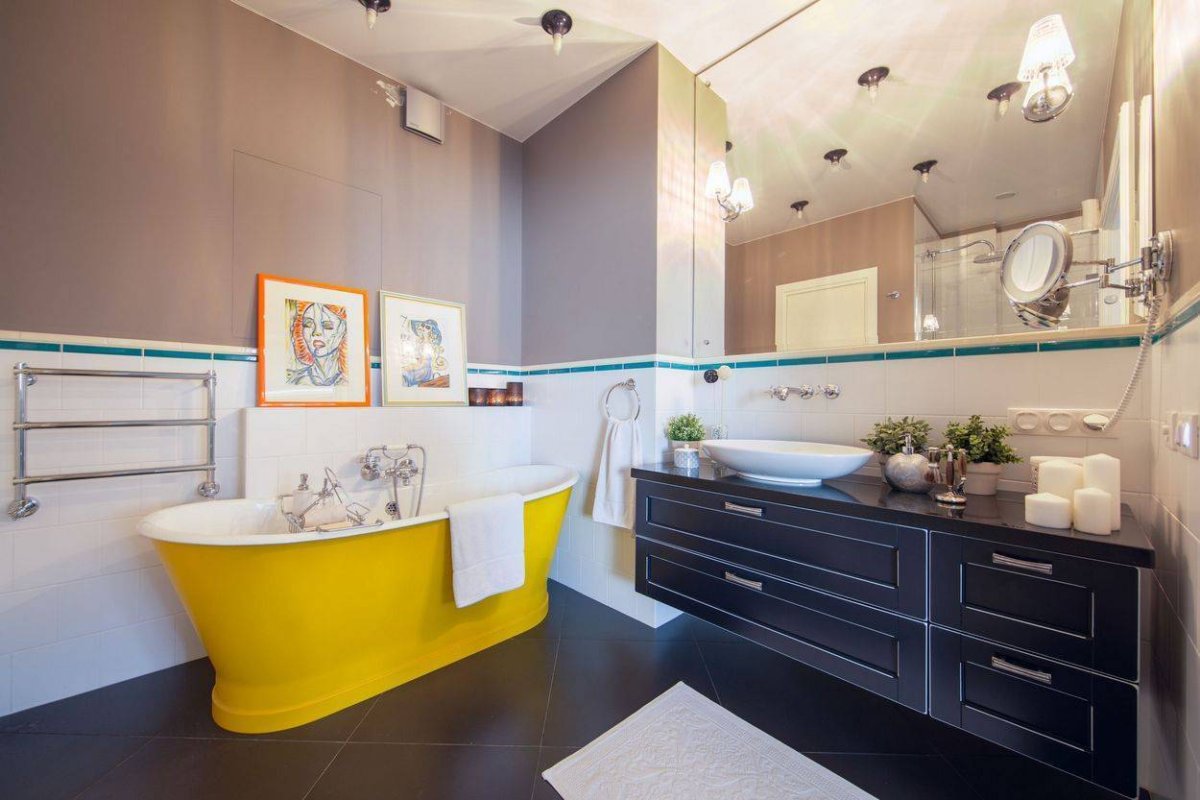 Яркий интерьер ванной комнаты