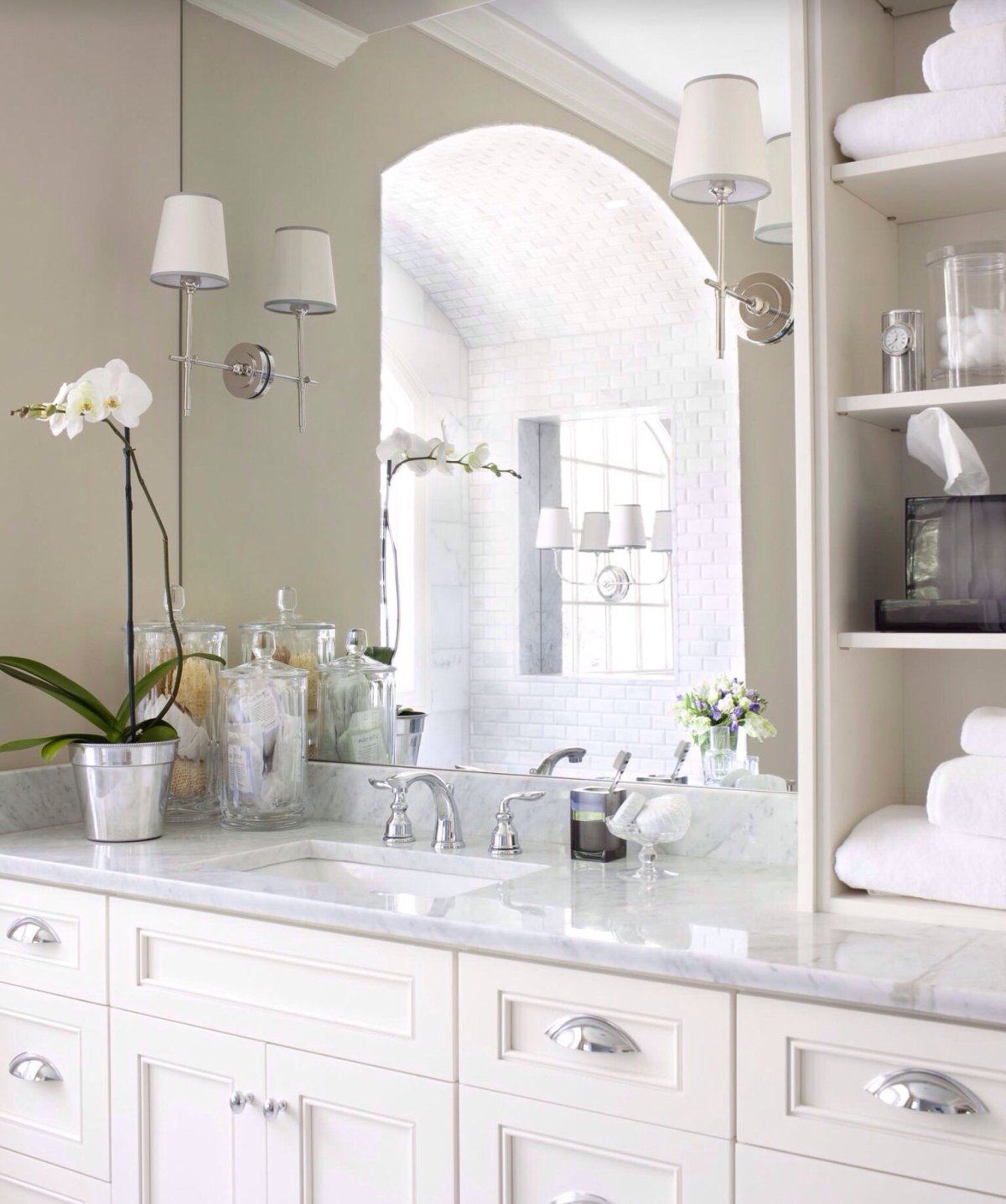 Декор белой ванной комнаты