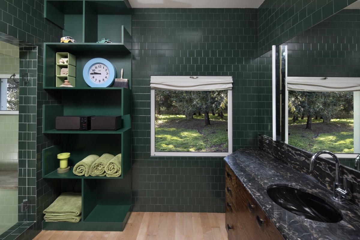 Темно зеленые Ванные с деревом