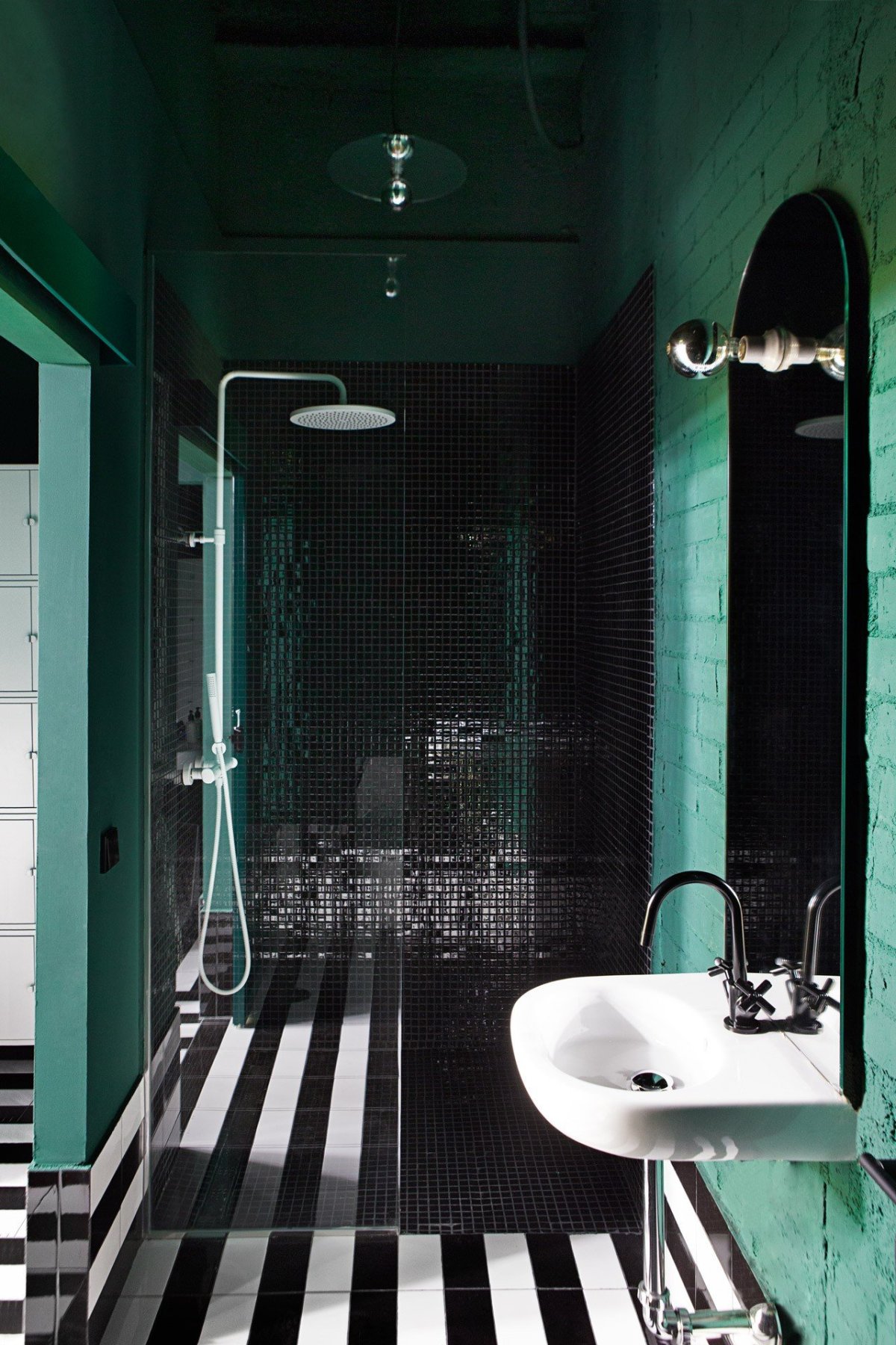 Темнощеленная ванная комната