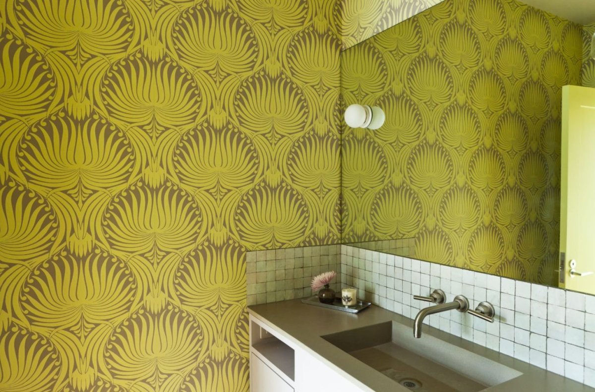 Стеклообои в ванную комнату